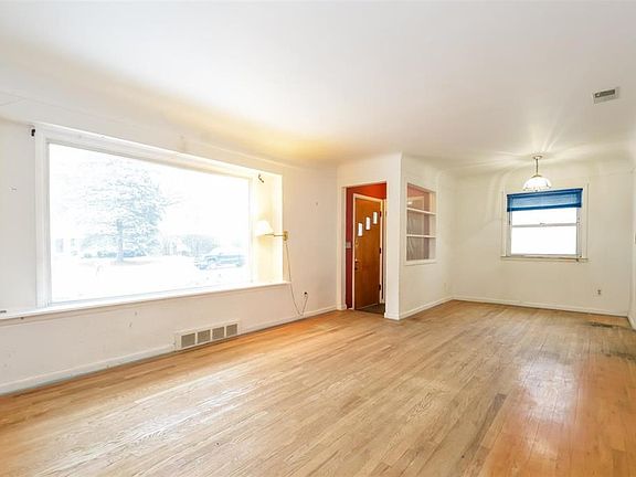 3rd image of 1735 Saunders Cres