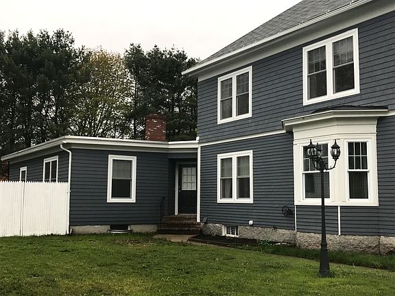 Front lawn fenced in yard.