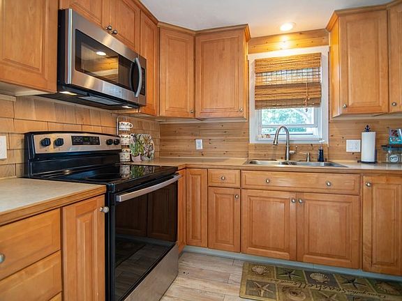 3rd image of 137 Surrey Ln