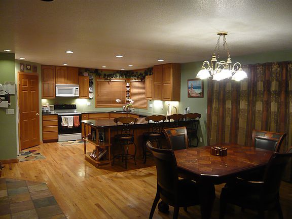 Open kitchen & breakfast bar