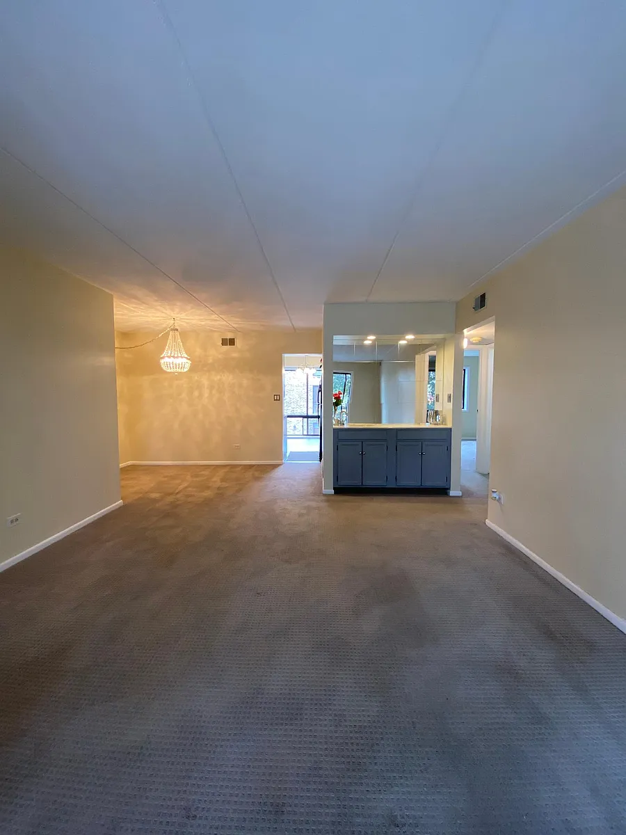 Building Photo - 5401 Chateau Dr #4