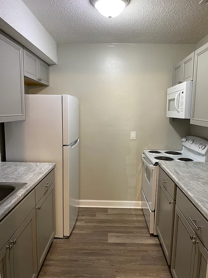 2 bed, 1.5 bath, 1056 sqft, $825 — Photo 4