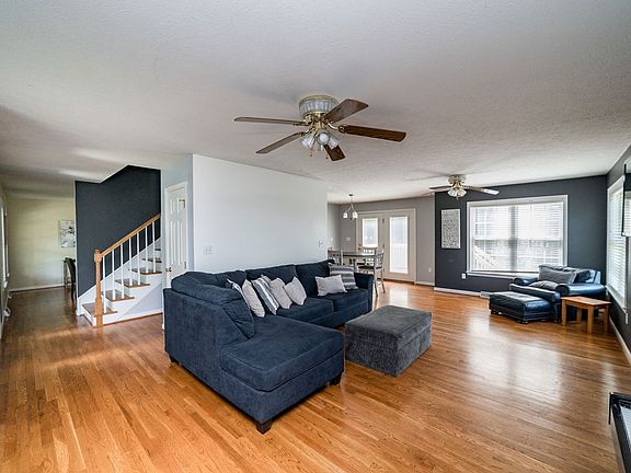 3rd image of 72 Viking Dr