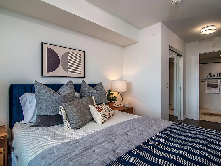 19 Erskine Ave #1810 — Photo 26