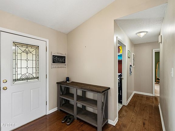 3rd image of 450 Emerts View Cir