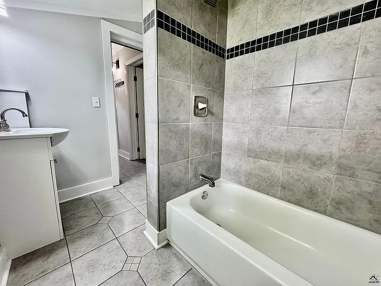 800 Ball St — Photo 19