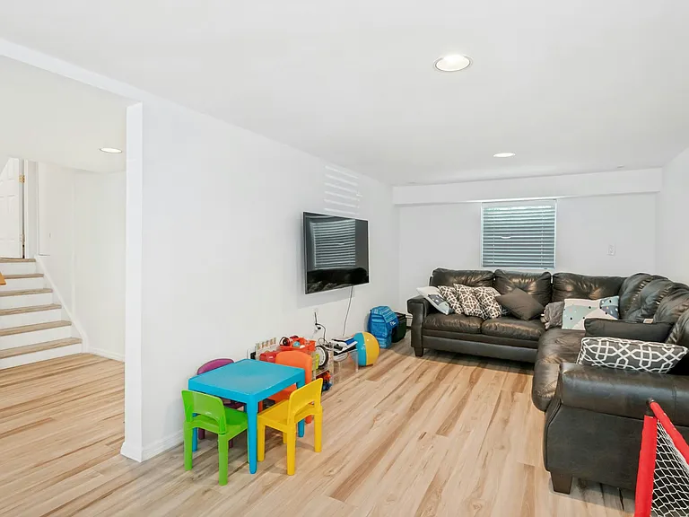 575 Washington Ave — Photo 32