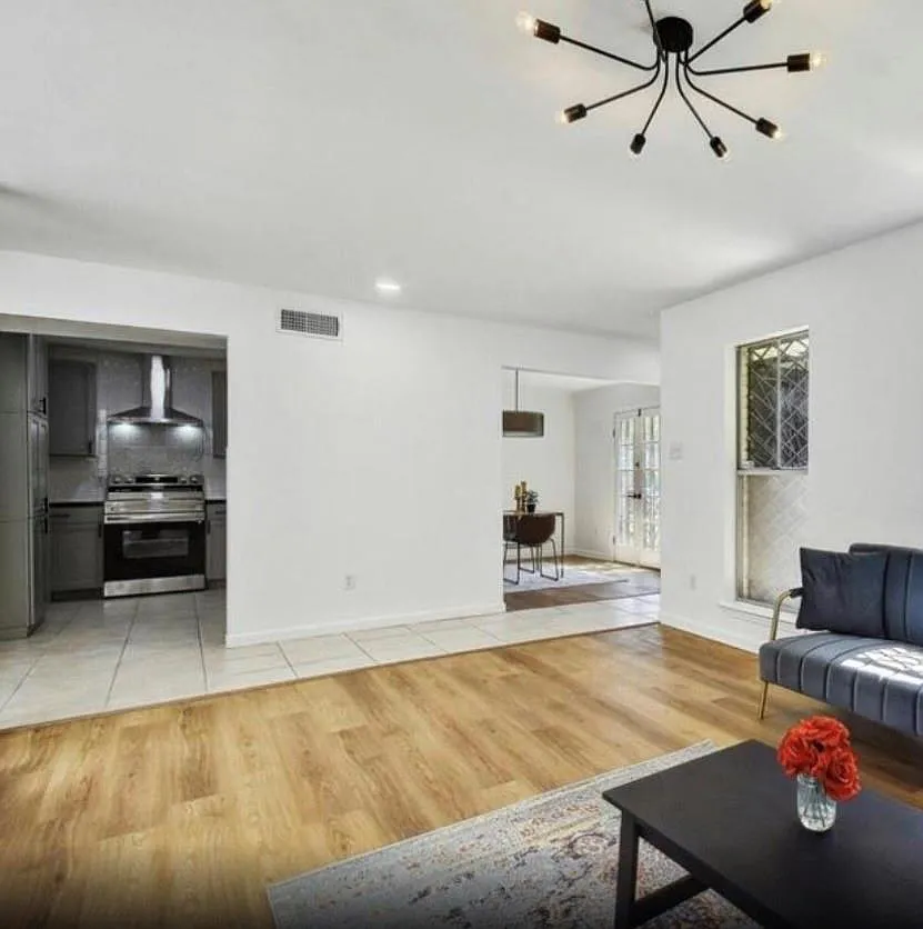 3 bed, 2.5 bath, 1697 sqft, $2,300 — Photo 4