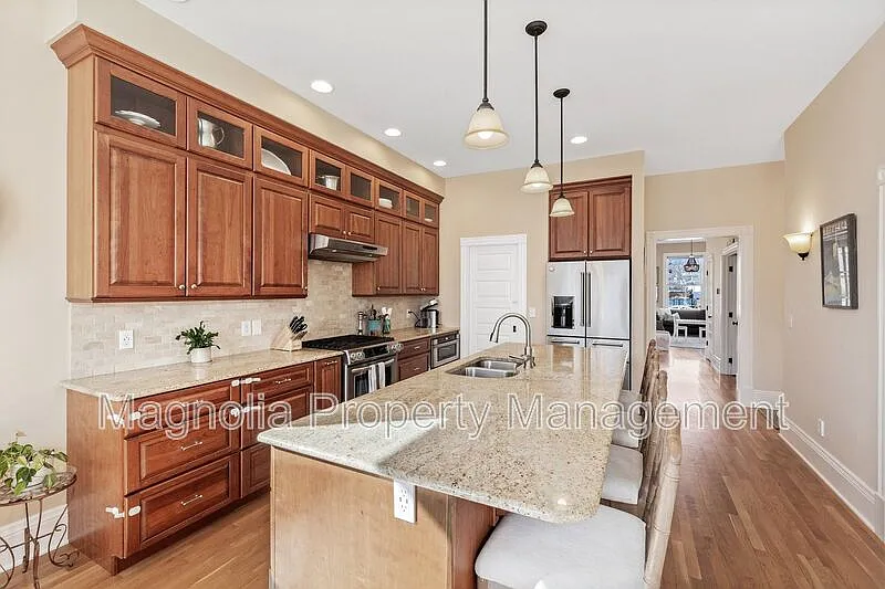 4 bed, 2.5 bath, 2873 sqft, $4,500 — Photo 2