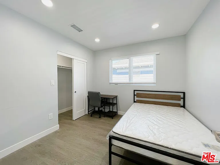 2641 S Budlong Ave #2641 — Photo 16