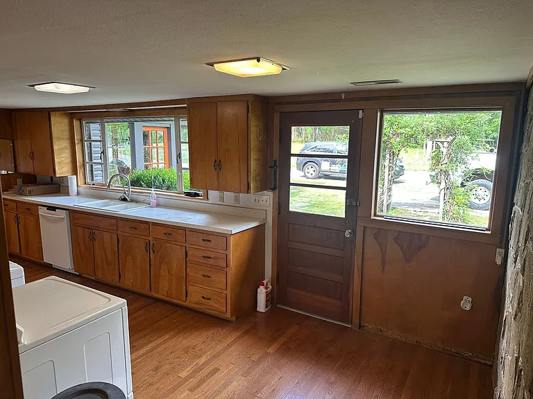 460 W Ravenswood Ln — Photo 8