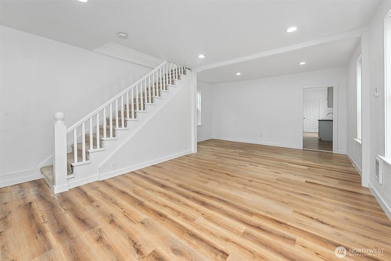 4th image of 605 W 1st Street