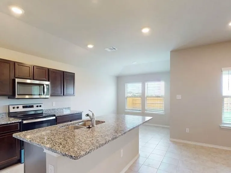 1261 Lindsey Dr — Photo 4