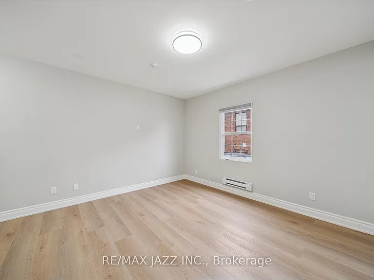251 Simcoe St S #204 — Photo 4