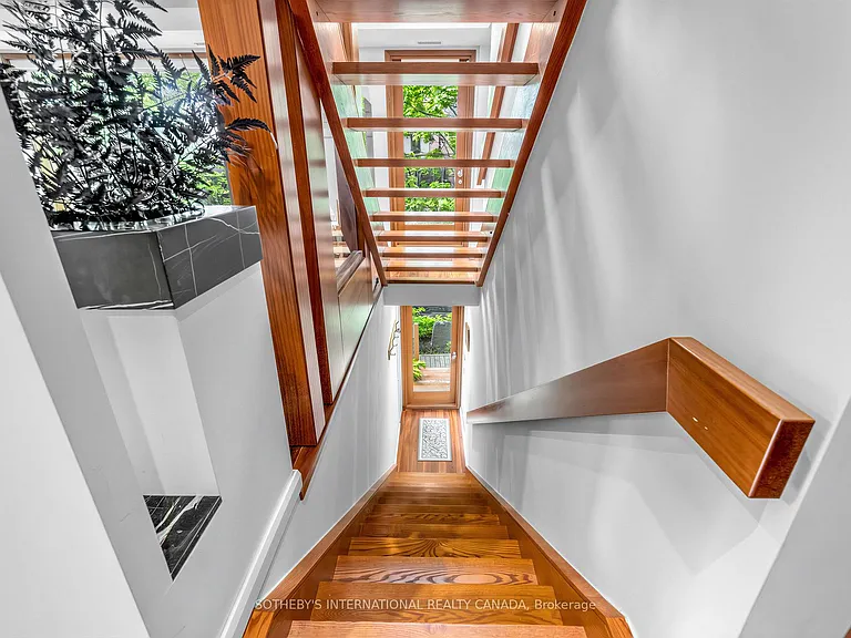 32 Regal Rd — Photo 5