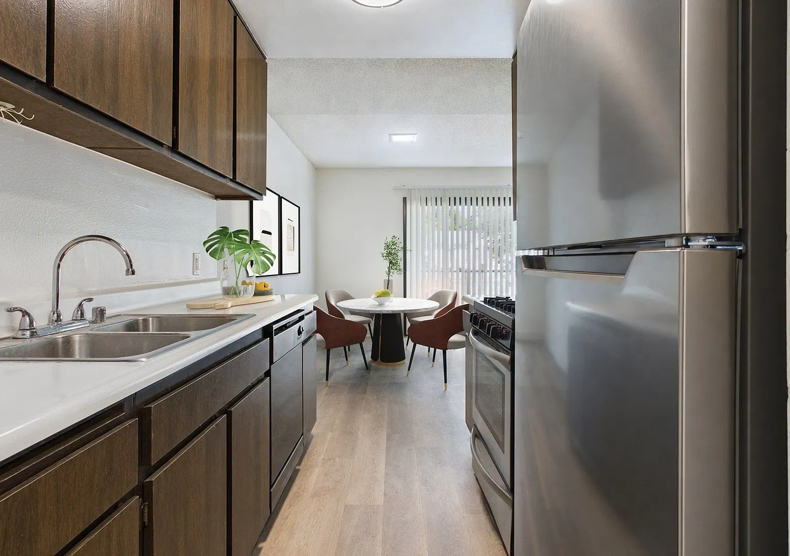 Executive House Apartments — Photo 2