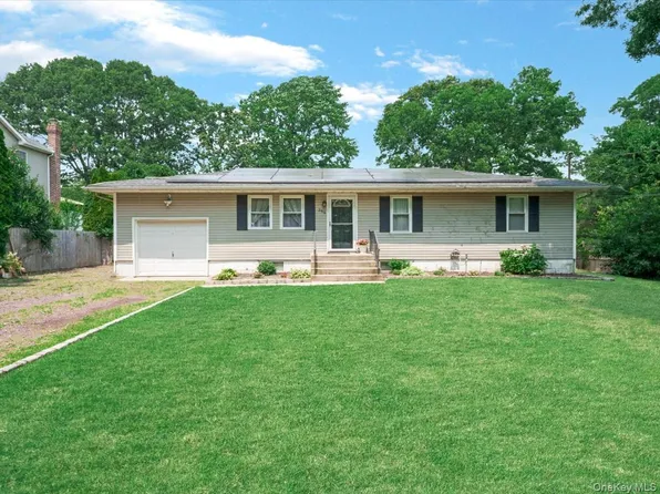 269 Carleton Drive E, Shirley, NY 11967