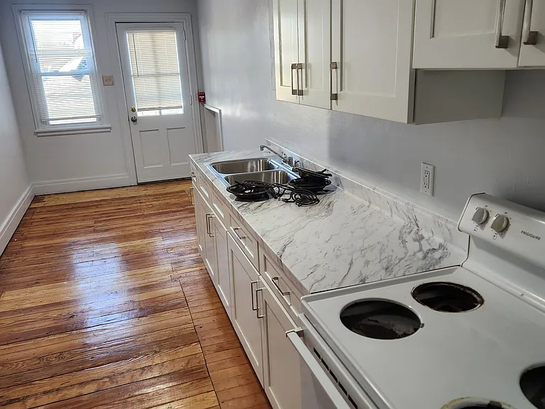 545-547 W Maple St #5 — Photo 5