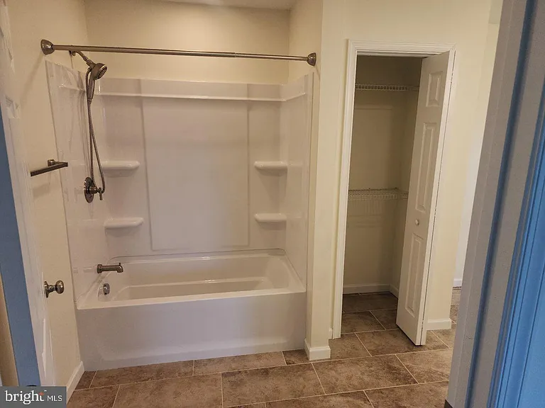 235 Hickory Dr — Photo 8