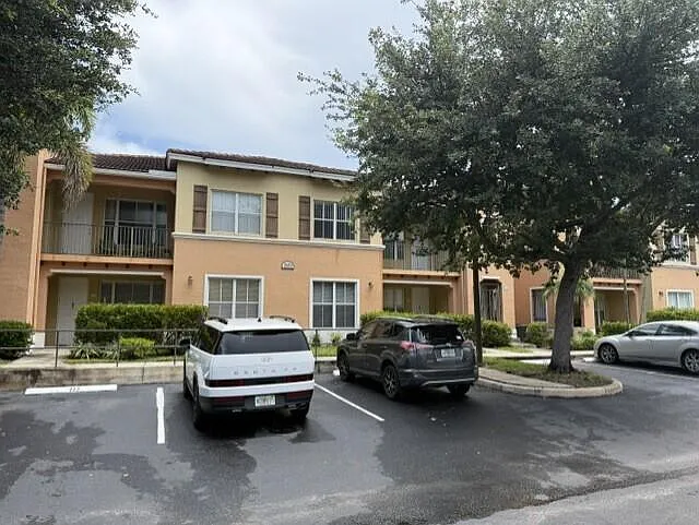 2 bed, 2.0 bath, 1004 sqft, $2,100 — Photo 2
