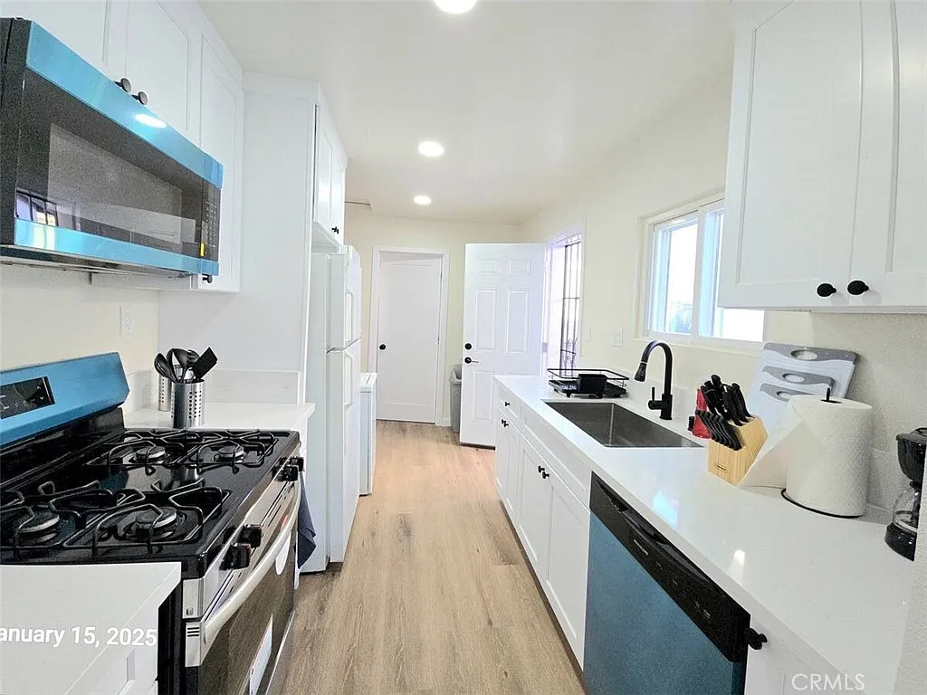 3 bed, 810 sqft, $3,000 — Photo 2