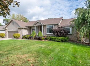 2410 Torrey Grove Ct, Fenton, MI 48430