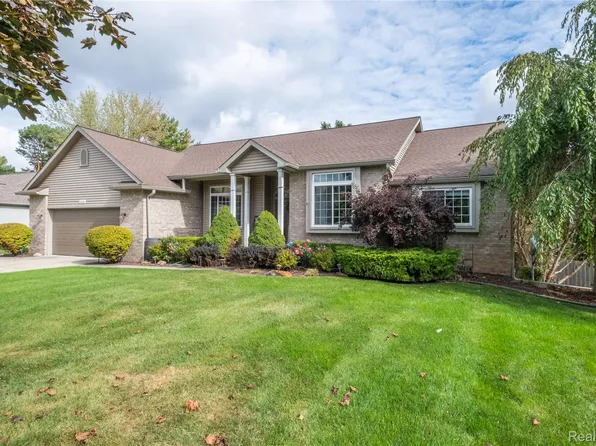 2410 Torrey Grove Ct, Fenton, MI 48430