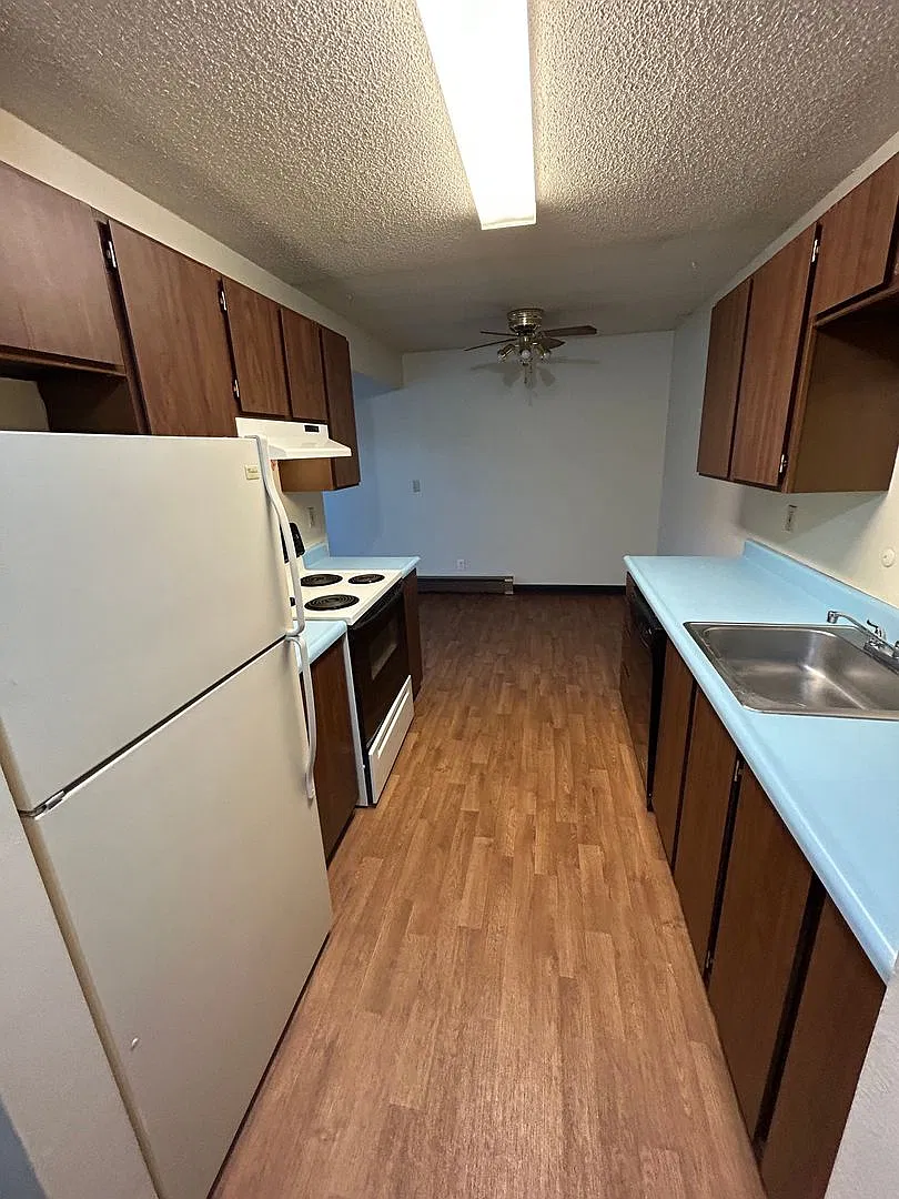 Golden Sands Apartments - Woodard Properties LLC — Photo 3
