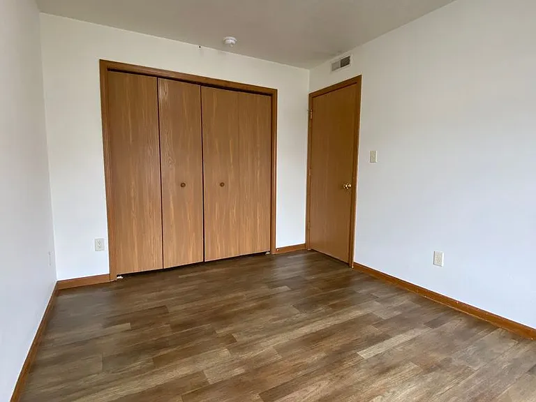 275 Woodridge Ct — Photo 37