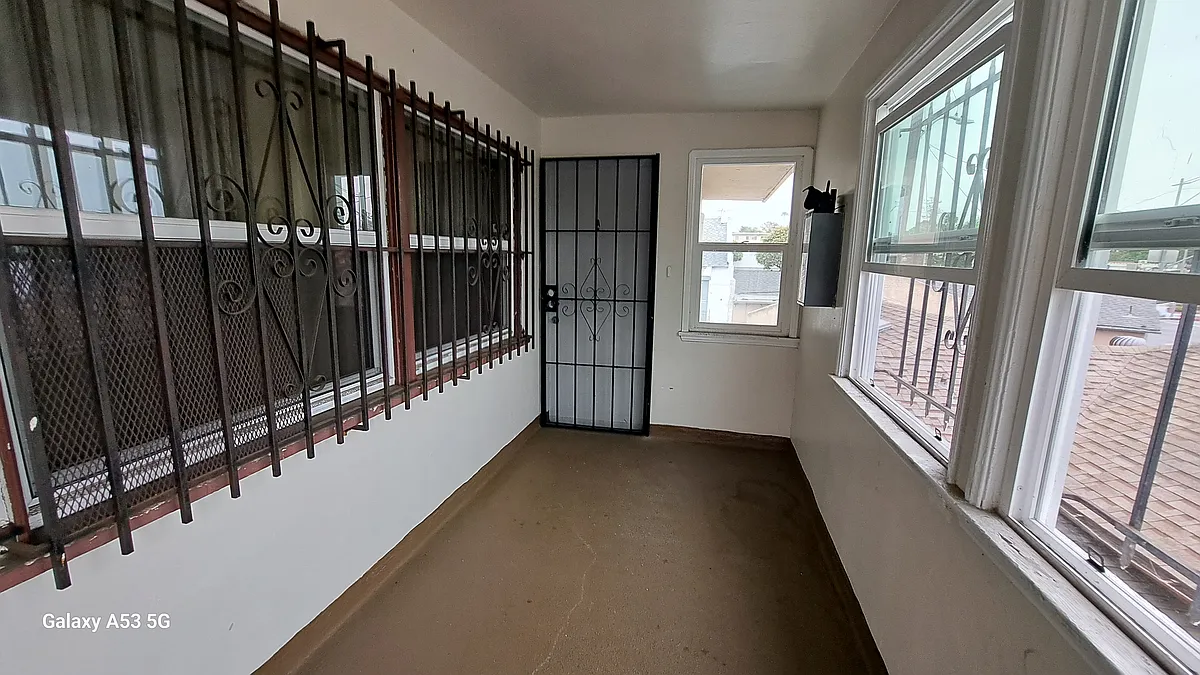 Building Photo - 1309 N La Brea Ave #A
