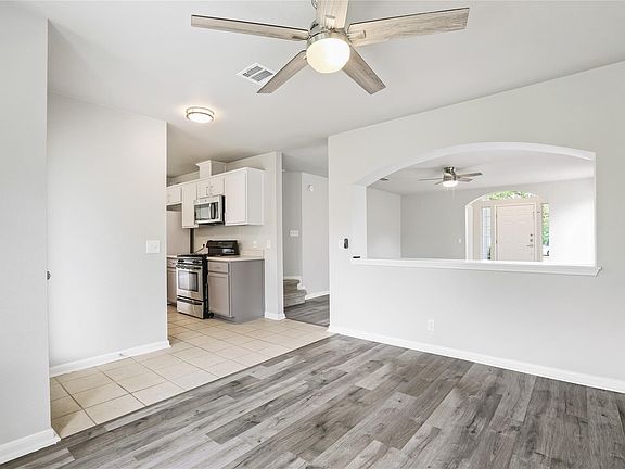 5th image of 607 Sparkling Brook Ln