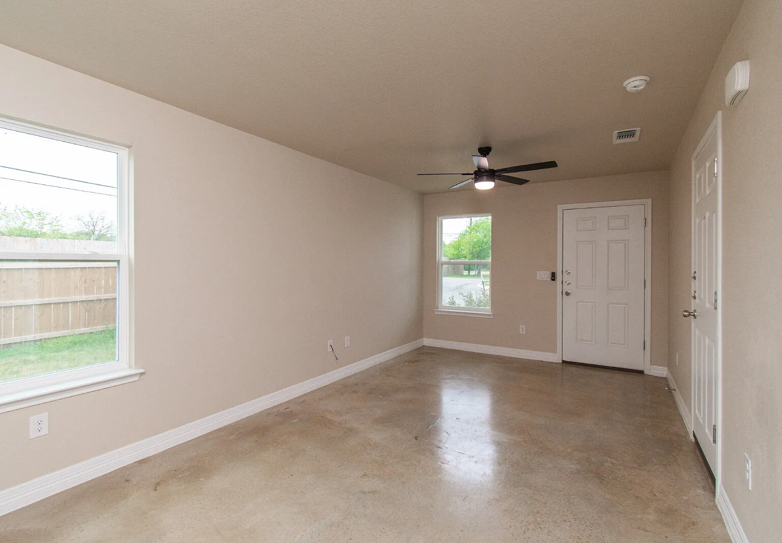 3 bed, 2.0 bath, 1390 sqft, $1,400 — Photo 3