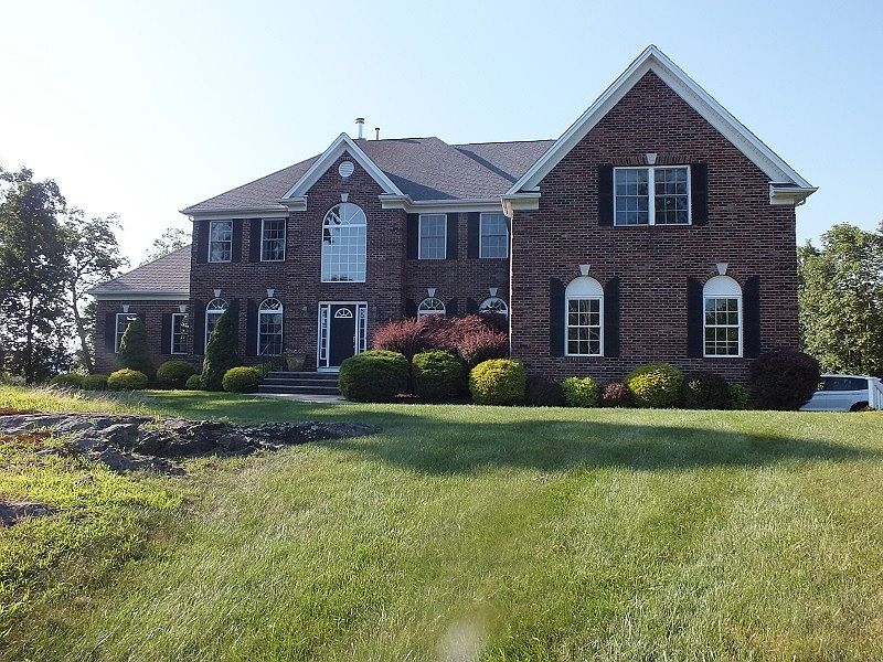 1st image of 14 Oak Hollow Ln
