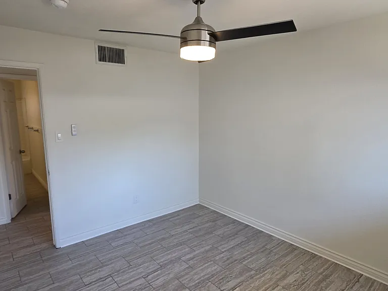1201 E Barcelona Ave — Photo 23