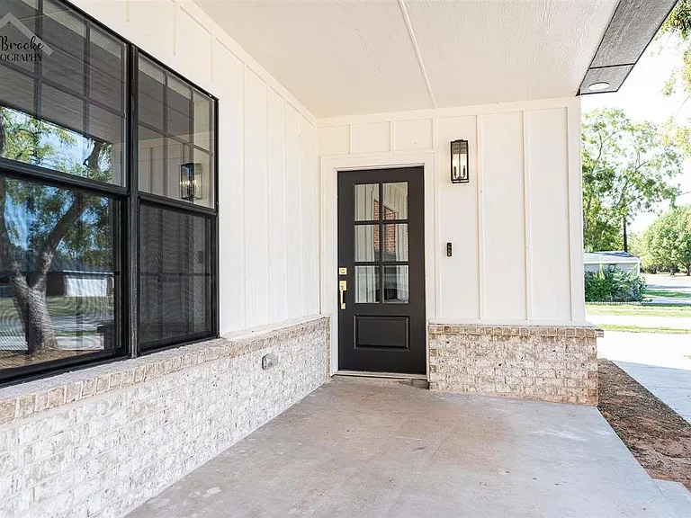 103 W Aldine St — Photo 3