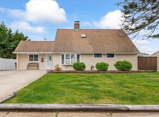 20 Forester Ln, Levittown, NY 11756