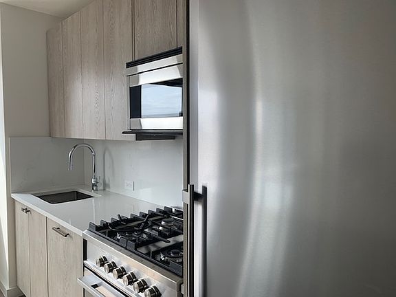 4th image of 220 E 72nd St APT 27B