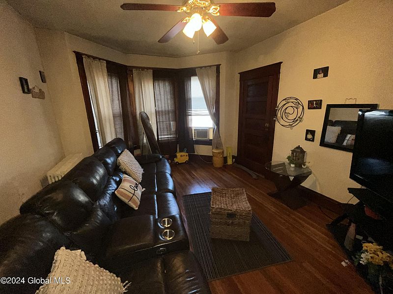 4th image of 482 8th Avenue