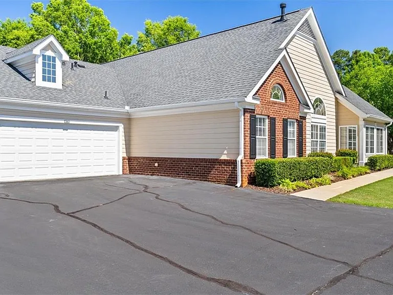 1305 Village Ln — Photo 28