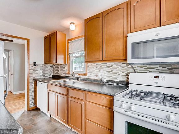 4th image of 2156 Rose Ave E