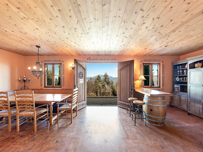 downstairs dining/pic-nic/pizza/cantina room