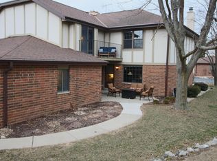 8107 S Forest Hills Cir, Franklin, WI 53132