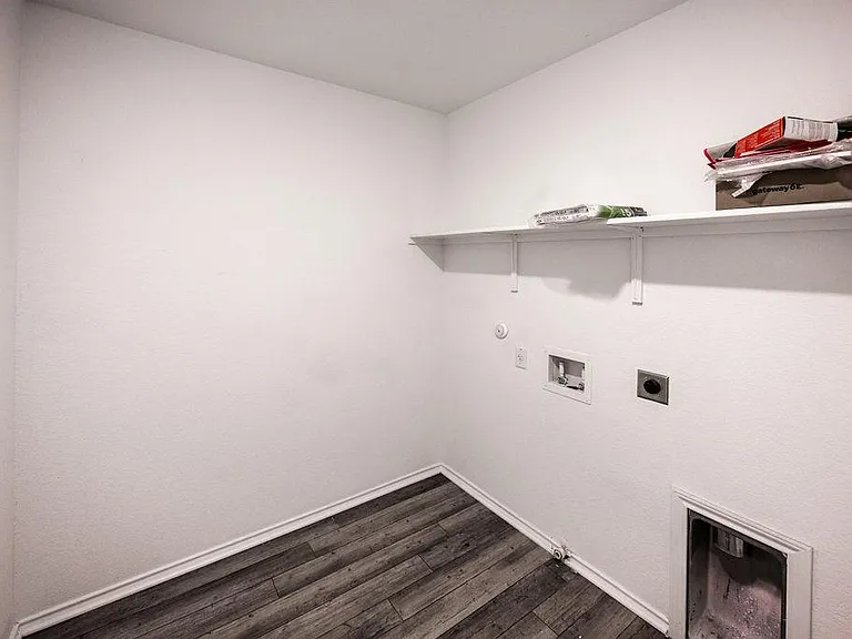 448 English Oak St — Photo 23