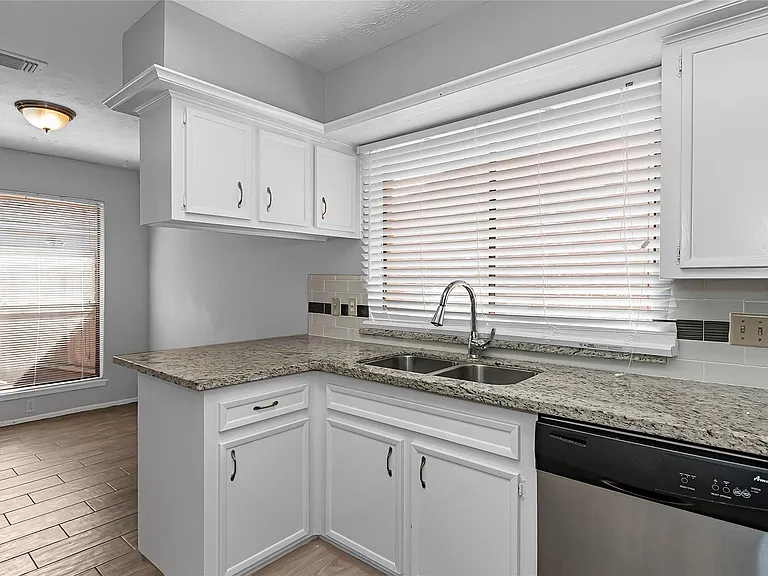 2710 Green Fields Dr — Photo 9