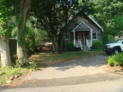 1st image of 11 Oak Dr