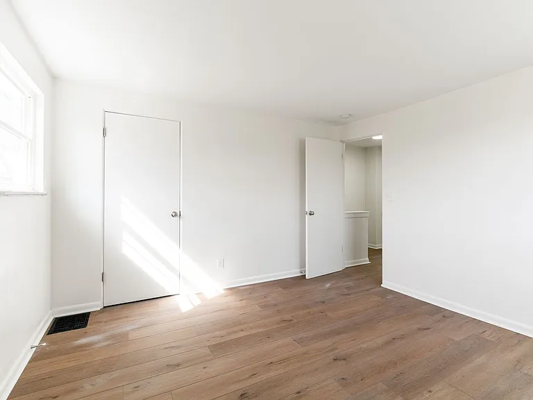 4040-4042 Halsey Pl — Photo 16