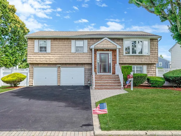 126 Farmers Avenue, Lindenhurst, NY 11757