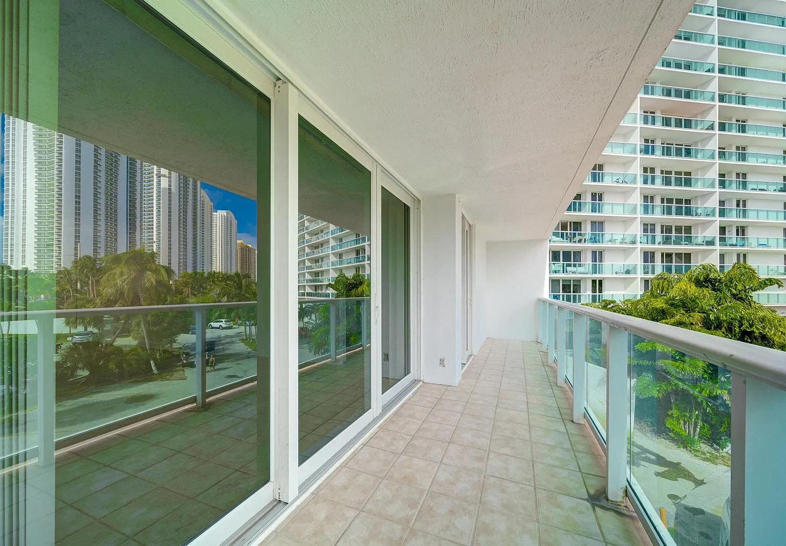 100 Bayview Dr — Photo 2