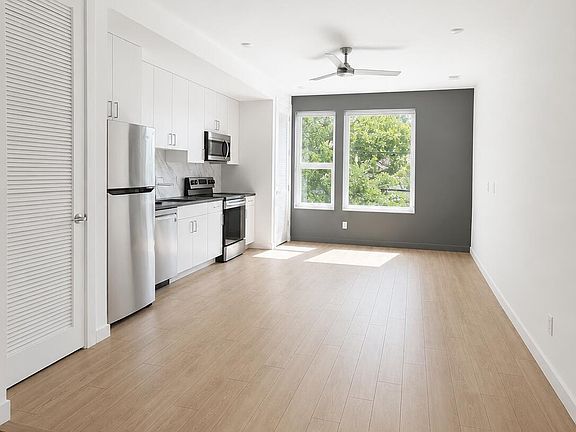 3rd image of 919 Castle St #204