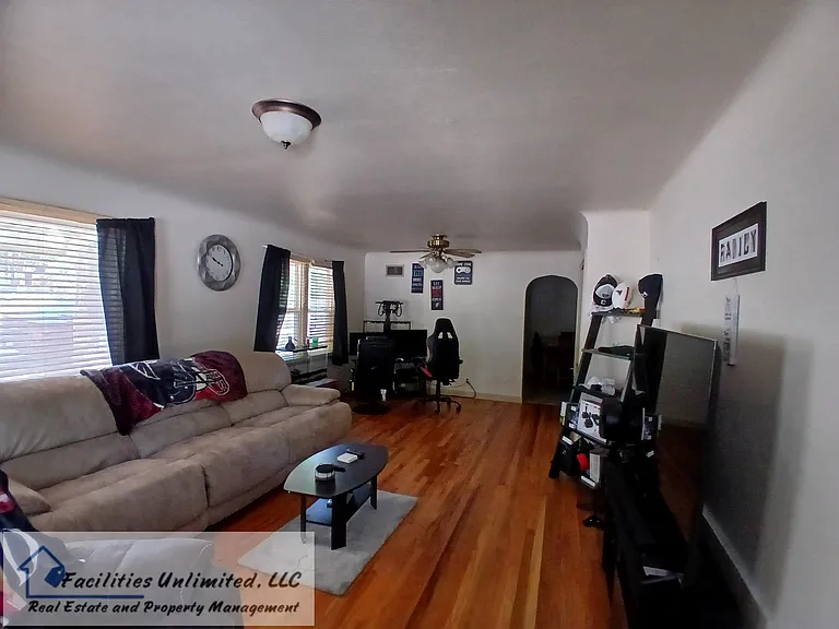 921 Charlotte St — Photo 3
